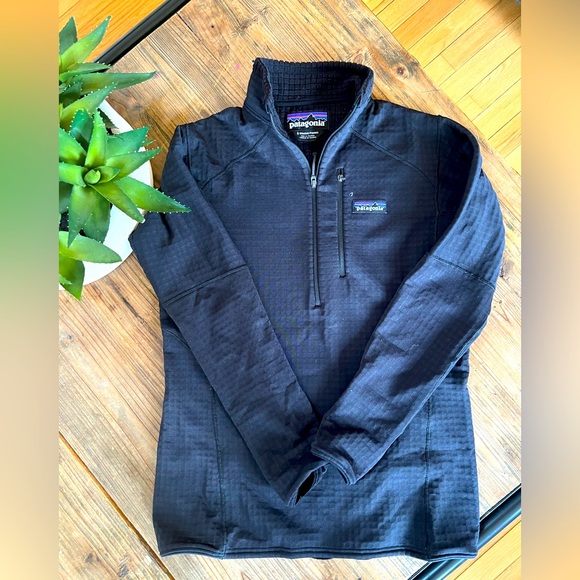 Patagonia Sweaters - Patagonia 1/4 zip - long sleeve R1 fitz Roy Trout